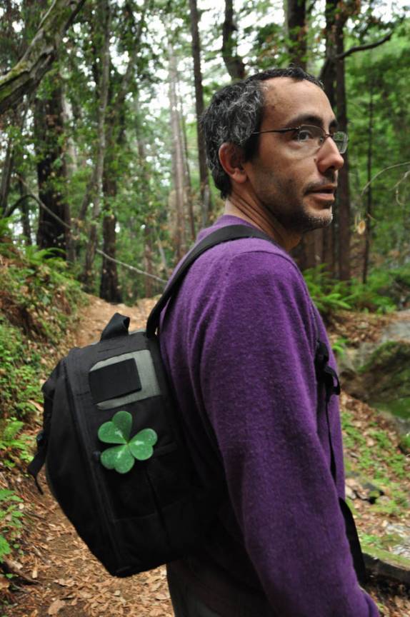 Percorrendo trilha ao  lado da estrada que corta o Big Sur, ao sul de Carmel, na costa da Califórnia, nos Estados Unidos